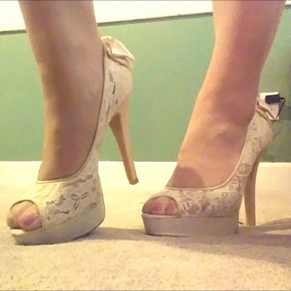 White lace Chinese laundry peep toe heels, size 10